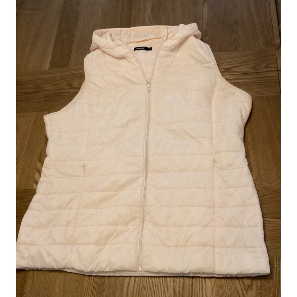 Torrid Hooded Zip Up Puffer Vest Ivory Women's Size 2- 18/20 with Zip Pockets